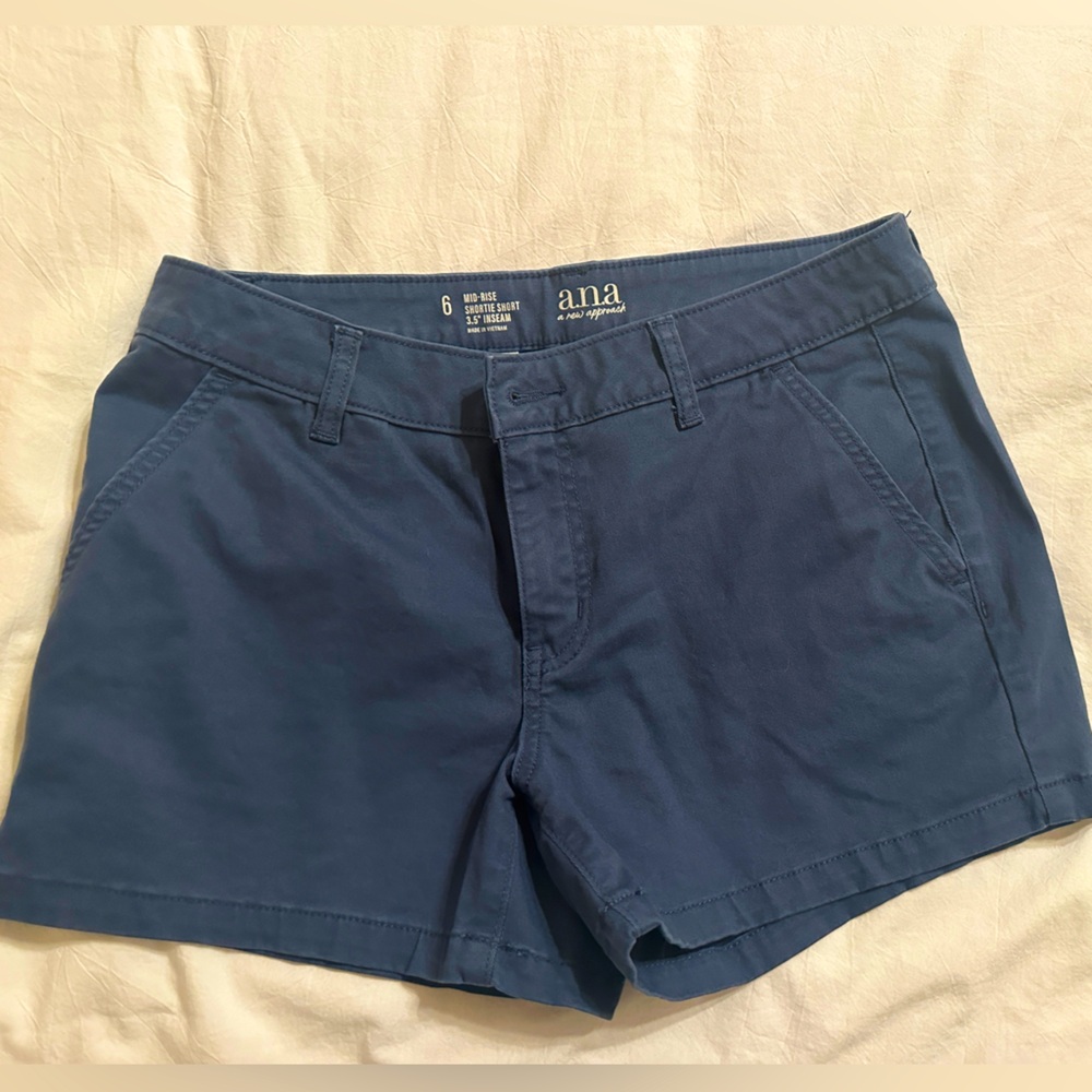a.n.a. Women’s mid-rise Chino 3 1/2 inch shorts